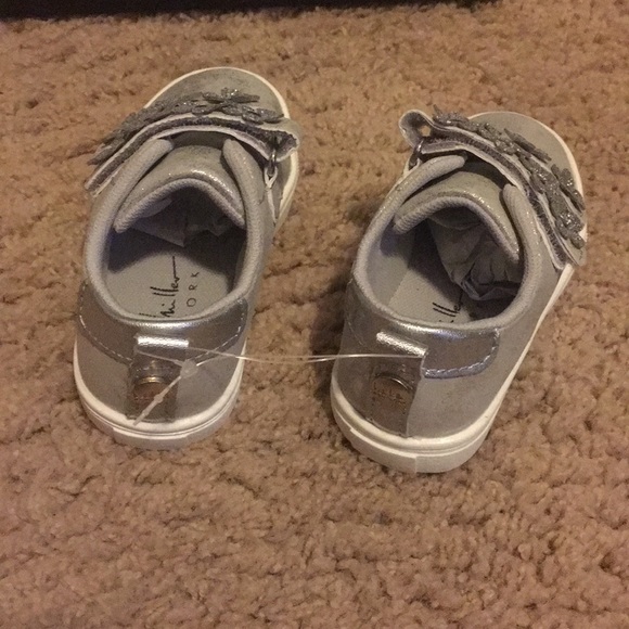 NWT Grey flower gym shoe Never used - Picture 3 of 8